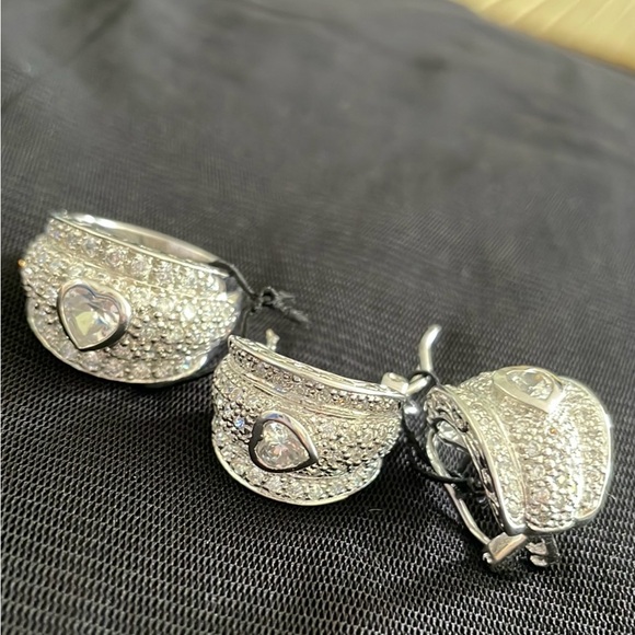 Gorgeous Heart Ring with Matching Earrings - Picture 5 of 12